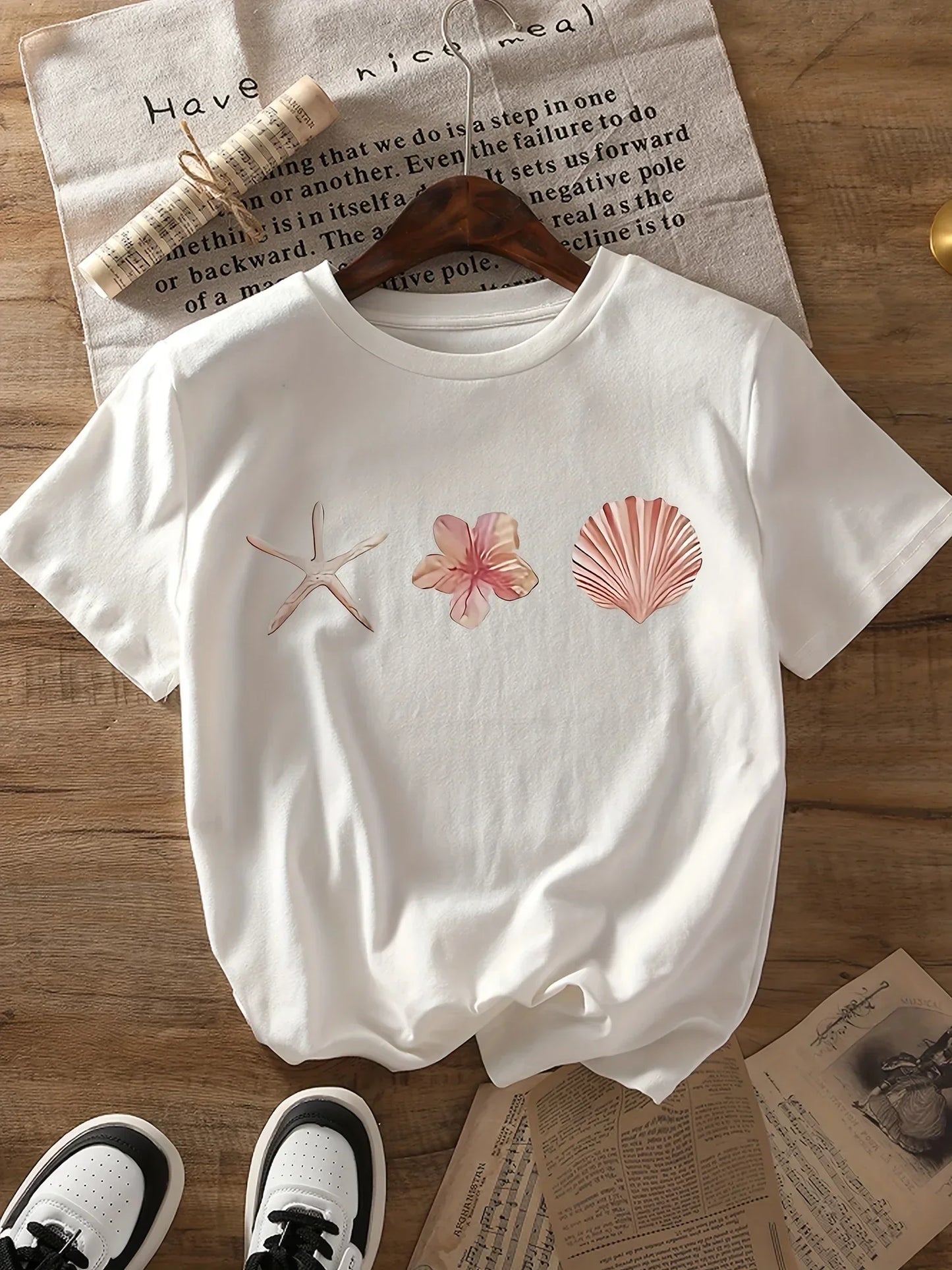 Short-sleeved, round-neck blouse, perfect for a casual and fresh look.