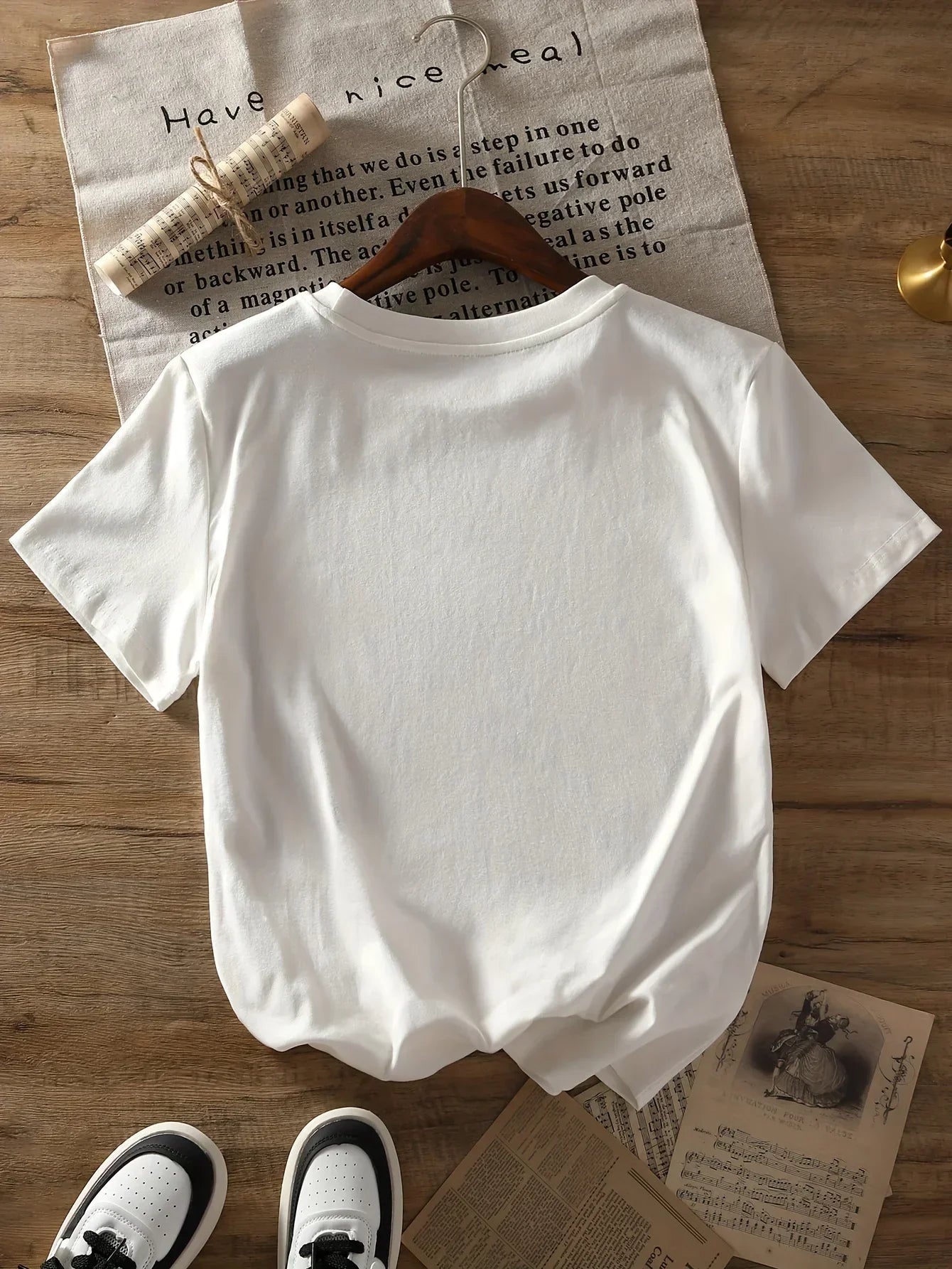 Short-sleeved, round-neck blouse, perfect for a casual and fresh look.